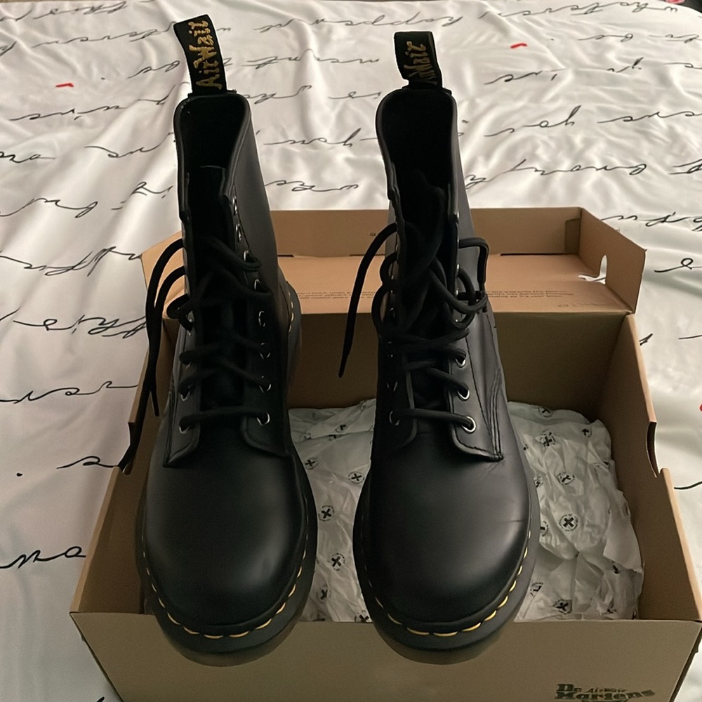 Like New Doc Martens Standard Fit, Black